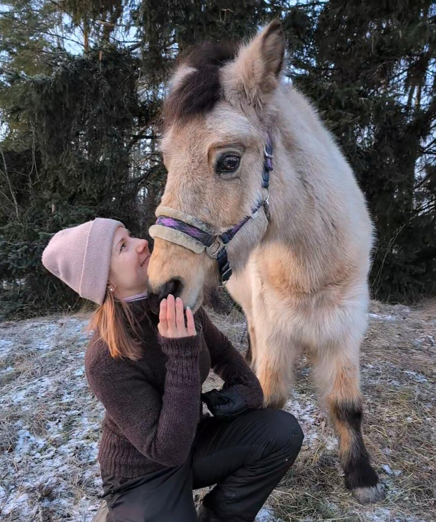 Anni ja Emmi-poni Anni yhdessä Emmi-ponin kanssa